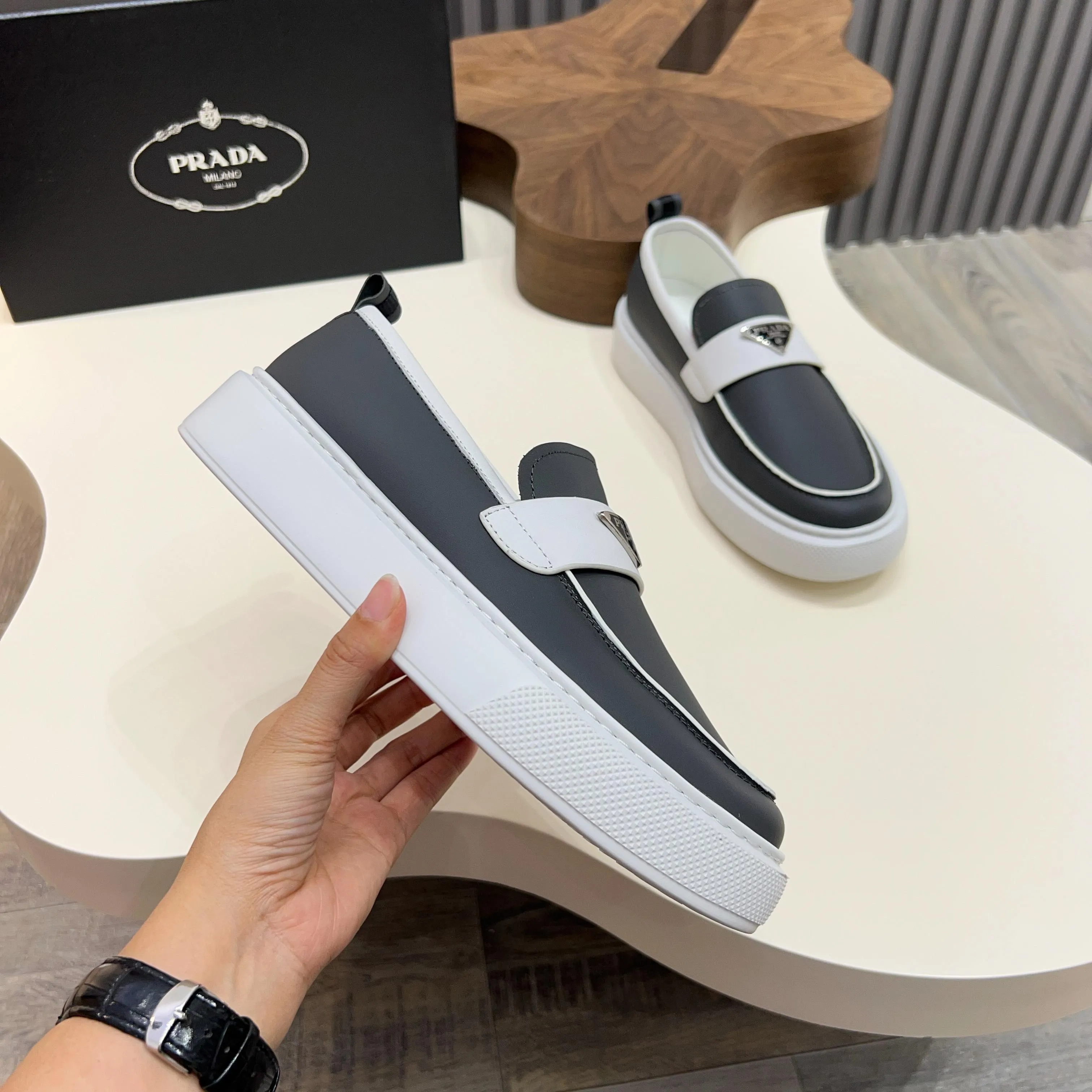 💰740 Thick-soled trendy brand (Prada) mainly promotes popular models, avant-garde and versatile fashionable men's shoes, private version molding, cowhide splicing 1:1 replica... fashionable, simple, elegant, more eye-catching and more classy, ​​it will subvert the old idea, a must-have for fashionistas who want to spend time with you! Must keep it! Tall and comfortable outsole, high-end quality workmanship. @ Code number: 39-44 38 45 can be ordered. Multiple colors are available.